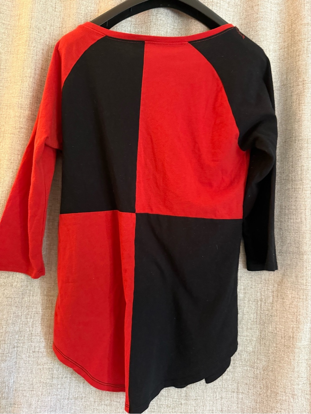 Harley Quinn 3/4 Sleeve Raglan Red and Black Colorblock Top - Picture 4 of 7